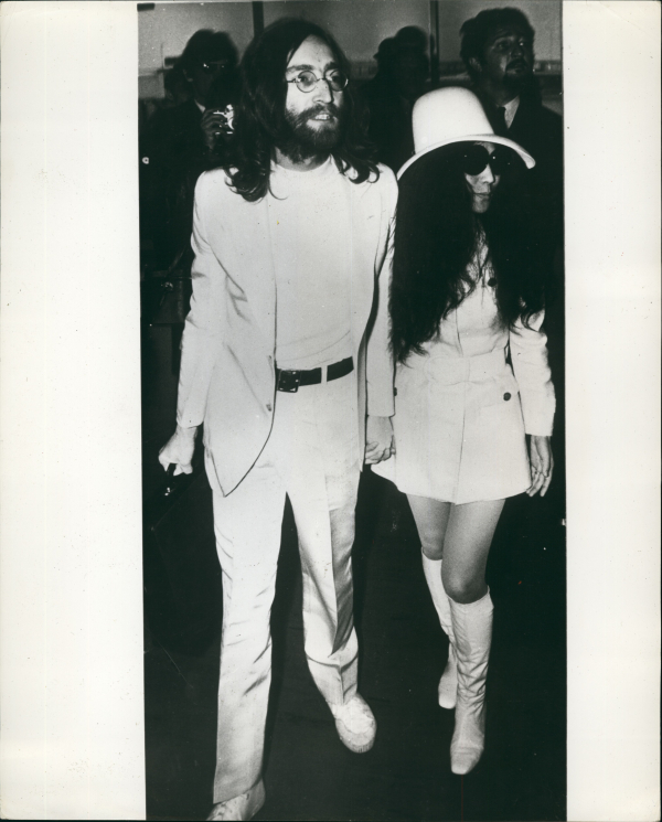 Απρίλιος 1969 - Ο John Lennon και η Yoko Ono φεύγουν από το Amsterdam