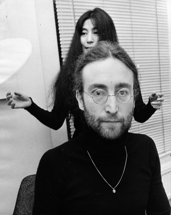 1969 - Το ζευγάρι βρίσκεται στα κεντρικά γραφεία της Αpple