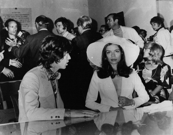 Η τότε εγκυμονούσα Bianca Jagger έμεινε στην ιστορία επιλέγοντας όχι νυφικό φόρεμα, αλλά ένα κοστούμι με φούστα προκειμένου να παντρευτεί τον Mick Jagger, τον Μάιο του 1971.