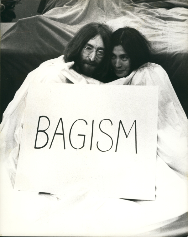 1969 - Το ζευγάρι εμφανίζεται μέσα σε μια μεγάλη τσάντα, πριν βγει στην τηλεοπτική εκπομπή Today