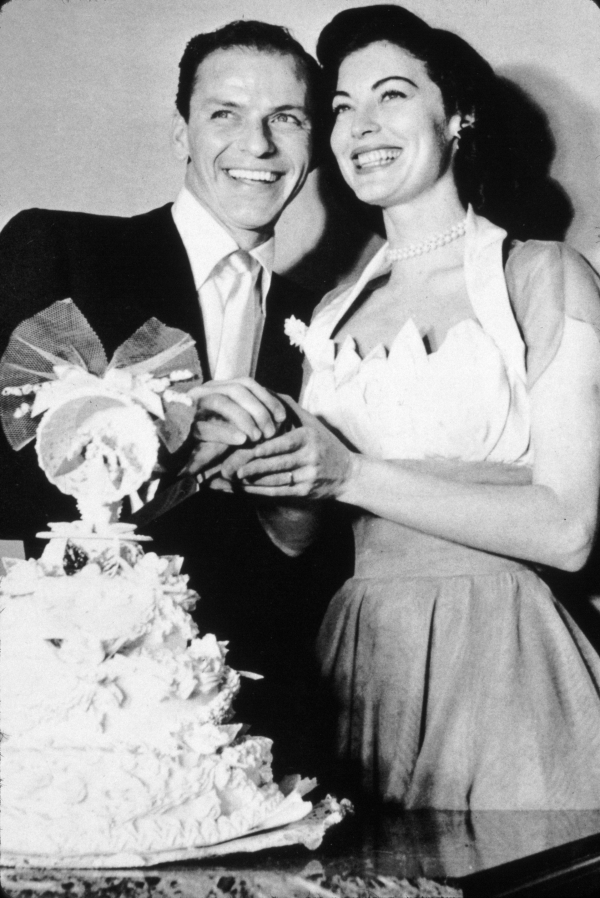 Στον γάμο της με τον Frank Sinatra, τον Νοέμβριο του 1961, η Ava Gardner επέλεξε ένα φόρεμα με halterneck λαιμόκοψη και ένα λαμπερό σάλι.