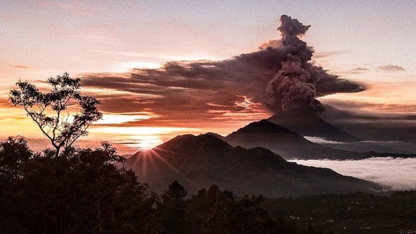 Η τελευταία έκρηξη του Mount Agung πραγματοποιήθηκε το 1963. 