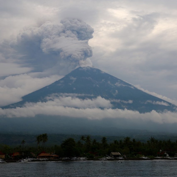 Αξιωματούχοι και ηφαιστειολόγοι λένε στο BBC ότι το μάγμα, έχει εντοπιστεί κοντά στην επιφάνεια του ηφαιστείου.