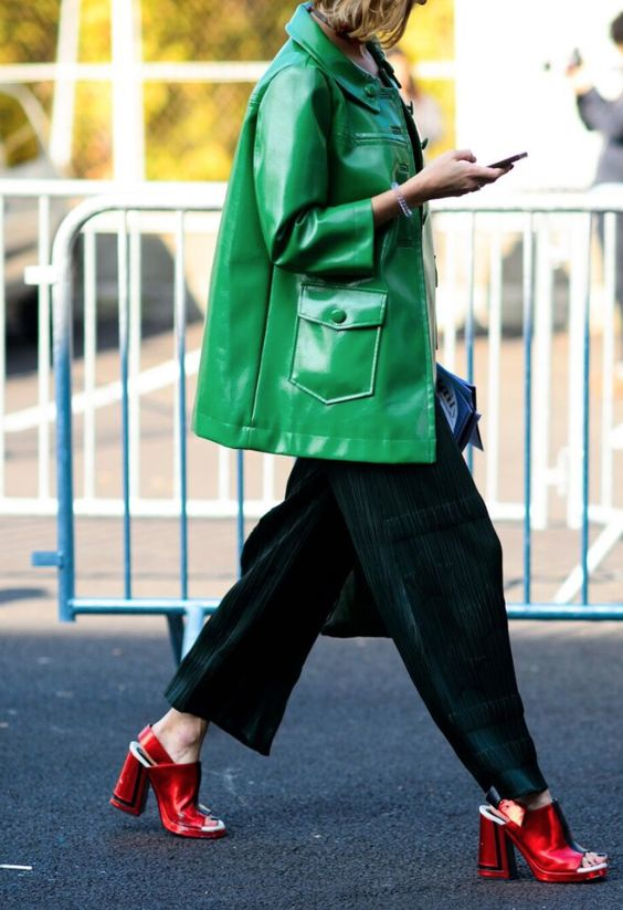 Τα παπούτσια σε κόκκινη απόχρωση, μια μεγάλη τάση για φέτος, ταιριάζουν όμορφα με ρούχα σε πράσινο χρώμα.