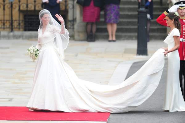 The Duchess of Cambridge. Η νυφική δημιουργία που απασχόλησε περισσότερο από κάθε άλλη τα διεθνή media. Το εντυπωσιακό και πολύ classy νυφικό του οίκου Alexander McQueen έκλεψε την παράσταση κατά την άφιξη της Kate Middleton στο Westminster Abbey.