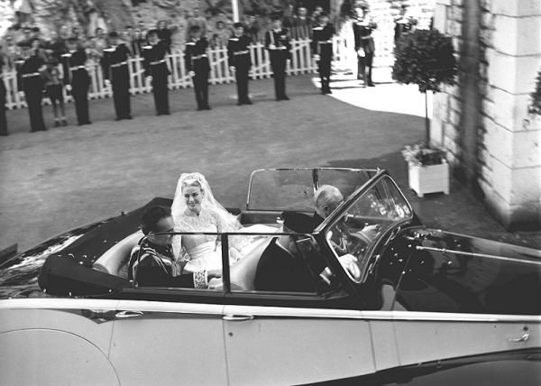 Grace Kelly. Το νυφικό φόρεμα στον γάμο της με τον Πρίγκιπα Ρενιέ του Μονακό, τον Απρίλιο του 1956, ήταν σχεδιασμένο από την Helen Rose. Για να φτιαχτεί χρειάστηκαν 25 μέτρα ταφτά, ροζ δαντέλα και τρεις ντουζίνες πέρλες.