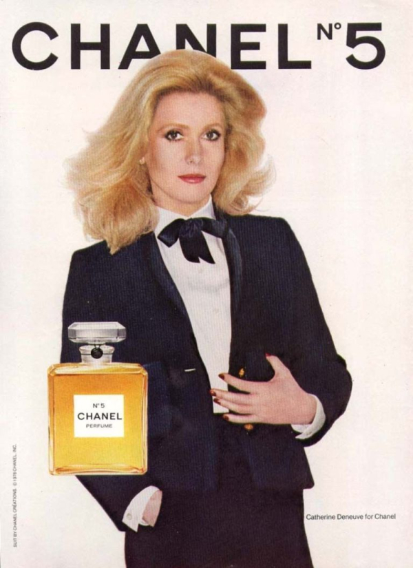 Catherine Deneuve, 1974. Εκείνη την εποχή ήταν σπάνιο να πρωταγωνιστούν ηθοποιοί σε καμπάνιες, επομένως η συγκεκριμένη Γαλλίδα έκανε το Chanel no5 να ξεπουλήσει. 