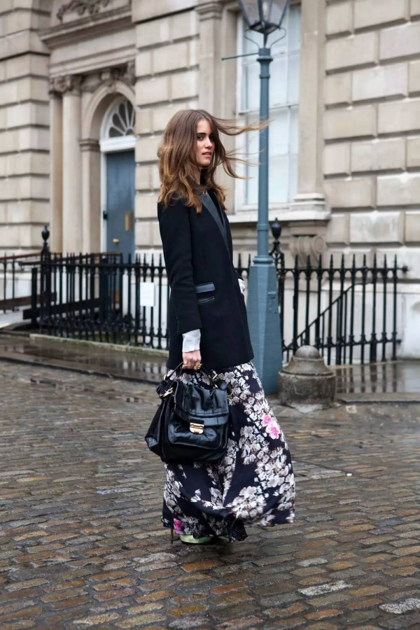 Με ένα μαύρο blazer ή με ένα leather jacket για πιο ροκ αποτέλεσμα