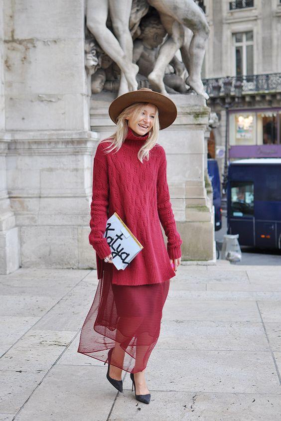 Με ένα πουλόβερ στην ίδια απόχρωση με το φόρεμά μας για να δημιουργήσουμε ένα ωραίο total outfit