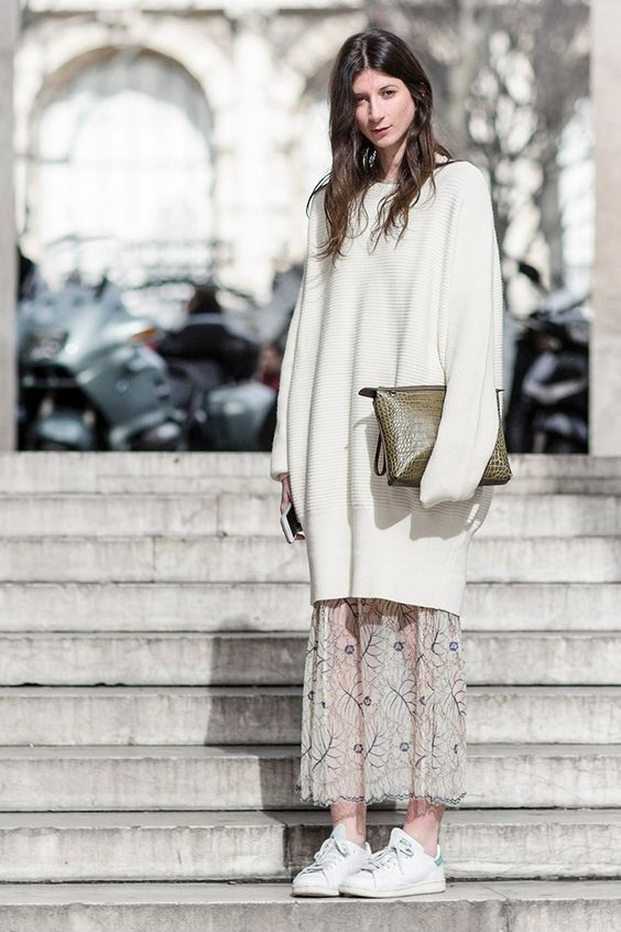 Με ένα oversized πουλόβερ, το οποίο θα κάνει το φόρεμά μας να μοιάζει με μάξι φούστα