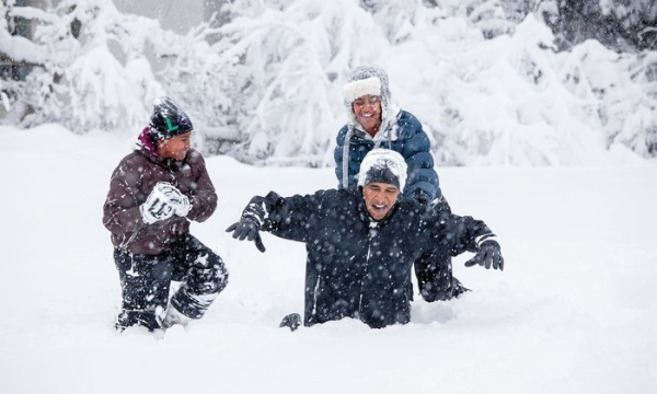 Παίζοντας με τις κόρες του στα χιόνια /Pete Souza/The White House