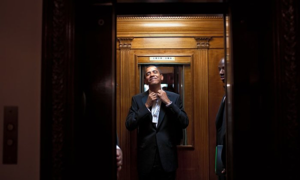 Η βραδιά έφτασε στο τέλος της. Ικανοποιημένος με τους άνδρες της ασφάλειάς του στο ασανσέρ /Pete Souza/The White House
