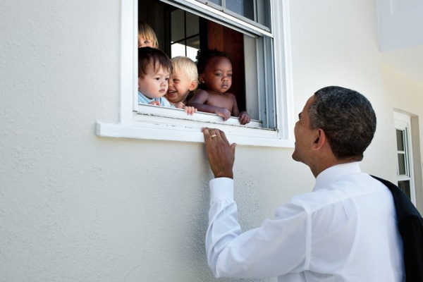 Τα παιδιά είναι η μεγάλη του αδυναμία /Pete Souza/The White House