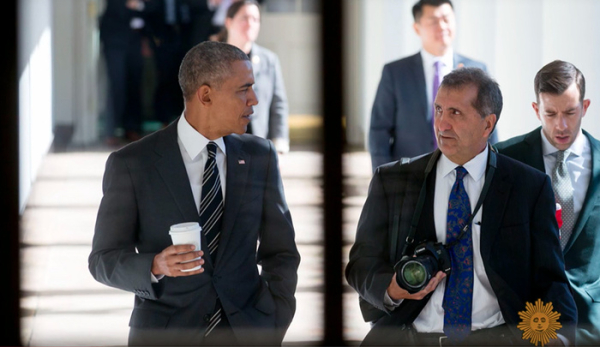 Με τον Pete Souza. Η σχέση τους από επαγγελματική εξελίχθηκε με τα χρόνια σε μία δυνατή φιλία /Pete Souza/The White House