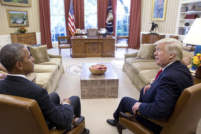 Με τον τωρινό πρόεδρο της Αμερικής Donald Trump. Σήμερα ο Λευκός Οίκος δεν θυμίζει σε τίποτε τις ημέρες του Obama /Pete Souza/The White House