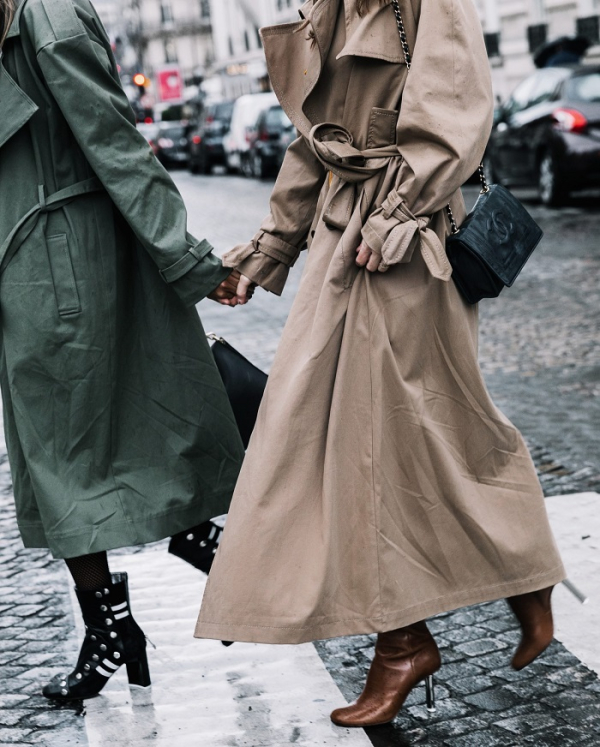 Ένα παντελόνι με cropped τελείωμα μαζί με ένα ζευγάρι booties με άνετο τακούνι είναι η ιδανική επιλογή για τις βροχερές μέρες. 