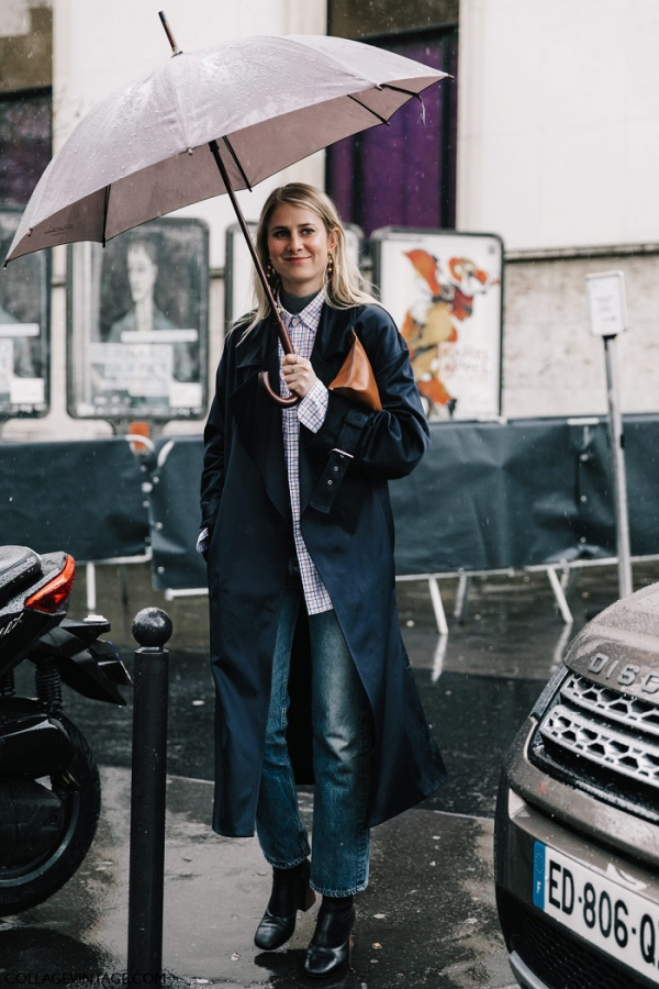 Ένα παντελόνι με cropped τελείωμα μαζί με ένα ζευγάρι booties με άνετο τακούνι είναι η ιδανική επιλογή για τις βροχερές μέρες. 
