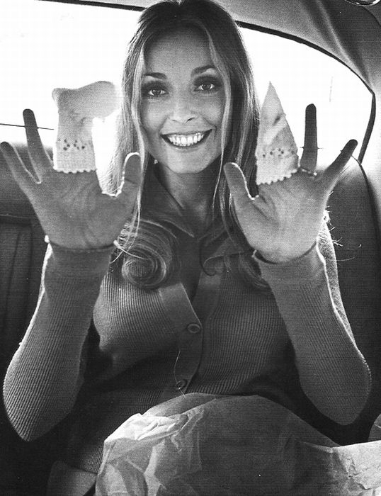 Έγκυος, κρατώντας βρεφικά καλτσάκια