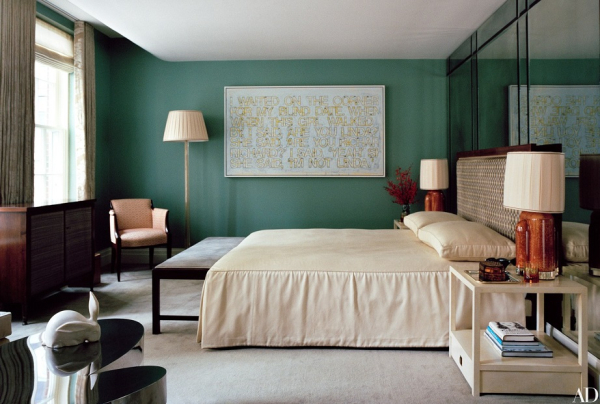 Το δωμάτιο των φιλοξενούμενων είναι πολύ κομψό και κινείται σε αποχρώσεις του μπεζ και του πράσινου. Ο πίνακας που βλέπεται στον τοίχο είναι του Richard Prince.
