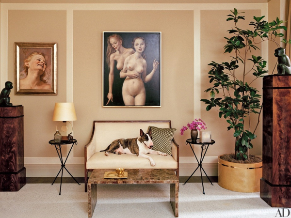 Το μάστερ υπνοδωμάτιο έχει 6 έργα του John Currin και δύο υπέροχες πολυθρόνες. Στη μία από αυτές κάθεται ο αγαπημένος σκύλος του Marc Jacobs.