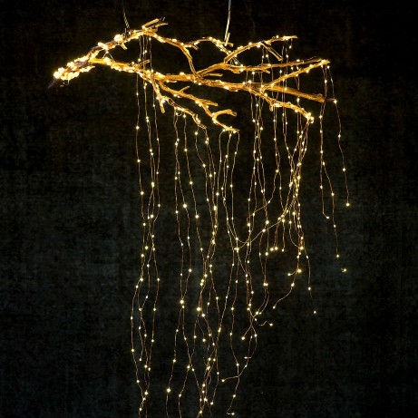 Κρεμάστε τα χριστουγεννιάτικα φώτα από το ταβάνι του καθιστικού σας για ένα δραματικό εορταστικό look.