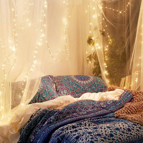 Φέρτε τις γιορτές στο υπνοδωμάτιό σας διακοσμώντας το κρεβάτι σας με χριστουγεννιάτικα φωτάκια.