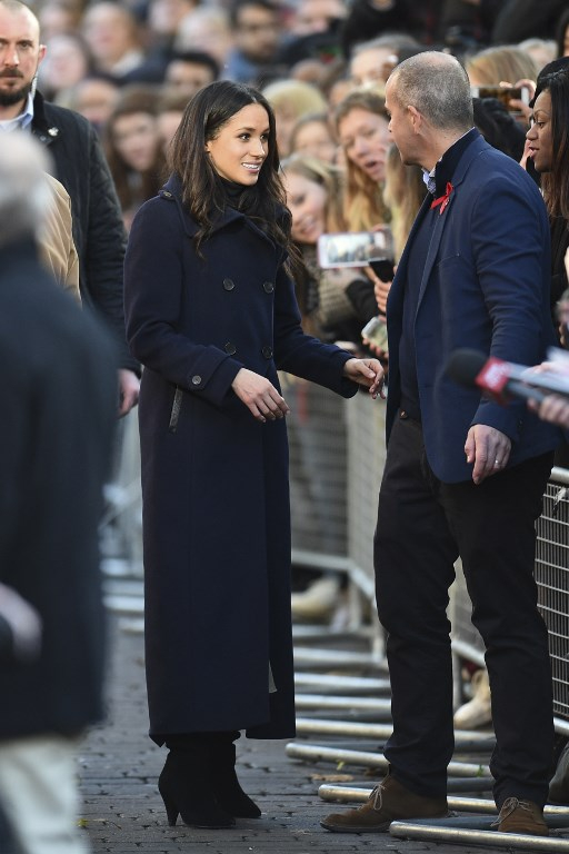 H Markle διάλεξε ένα σκούρο navy παλτό του brand Mackage
