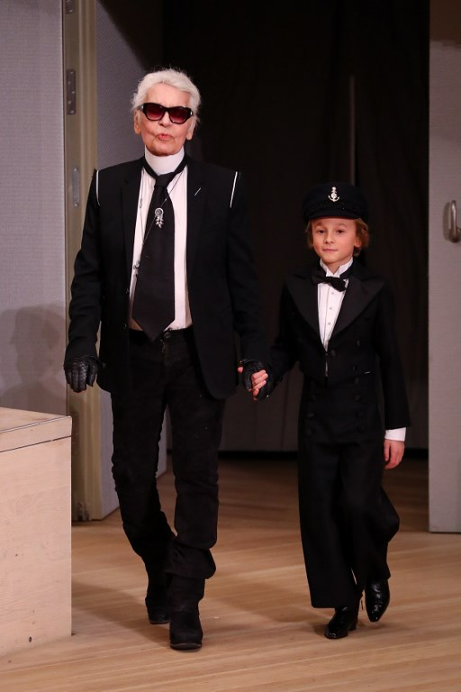 Ο Hudson Kroenig είναι ο αγαπημένος συνοδός του Karl Lagerfeld στα φινάλε των shows της Chanel