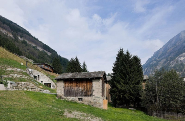 Εκτός από το ξεκάθαρο σπίτι, υπάρχει ένα ακόμη σε αυτή την περιοχή της Ελβετίας.