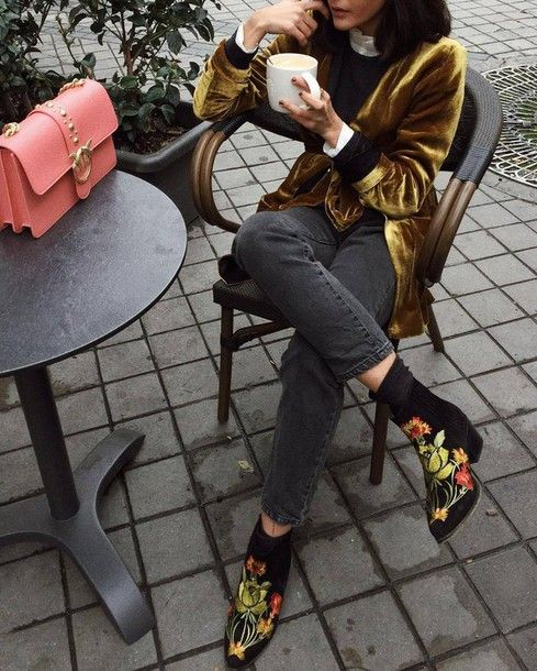 Ένα στιλ που βλέπουμε πολύ στο Instagram και το Pinterest είναι τα embroidered booties, τα μποτάκια δηλαδή με σχέδια που θυμίζουν κεντήματα, είτε σε όλη την επιφάνειά τους είτε σε κάποιο μικρό μέρος τους.