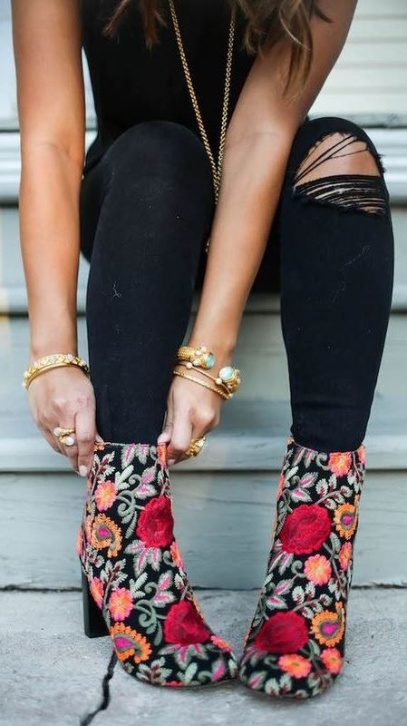 Ένα στιλ που βλέπουμε πολύ στο Instagram και το Pinterest είναι τα embroidered booties, τα μποτάκια δηλαδή με σχέδια που θυμίζουν κεντήματα, είτε σε όλη την επιφάνειά τους είτε σε κάποιο μικρό μέρος τους.