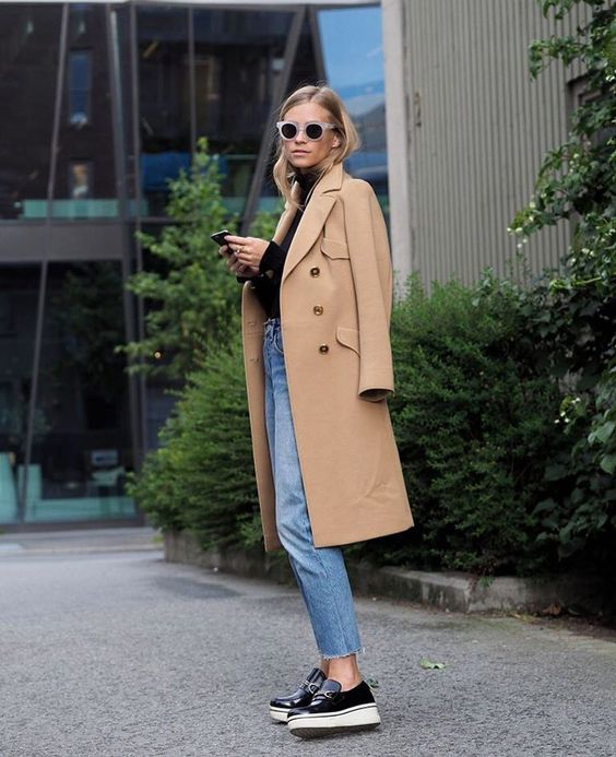Ο συνδυασμός του denim με τις camel αποχρώσεις είναι ό,τι πιο chic για κάθε περίσταση και ώρα, ακόμη και τον χειμώνα.