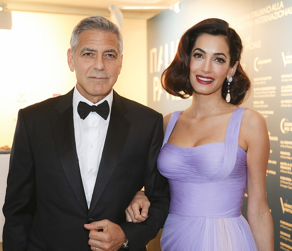 H πρώτη δημόσια εμφάνιση του ζεύγους Clooney-Alamuddin μετά τη γέννηση των διδύμων, στο Διεθνές Φεστιβάλ Κινηματογράφου της Βενετίας, και η Amal είναι πιο εντυπωσιακή από ποτέ. 