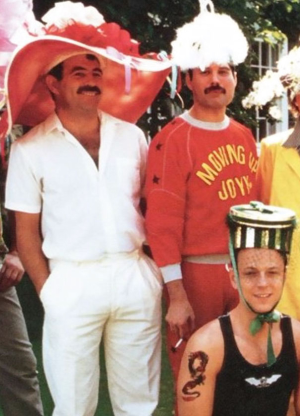 Ο Jim Hutton και ο Freddie Mercury σε μία γιορτή
