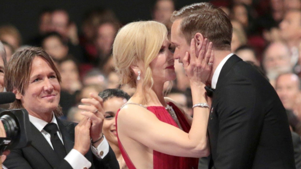 Το φιλί της Nicole Kidman προς τον Alexander Skarsgård, όταν εκείνος άκουσε το όνομά του για το βραβείο «Outstanding supporting actor in a limited series or movie» προκάλεσε αναστάτωση. Κυρίως γιατί δόθηκε μπροστά στο σύζυγό της. 