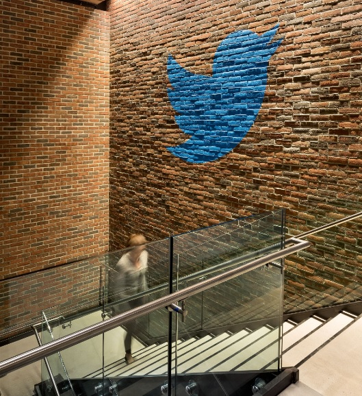 Το χαρακτηριστικό μπλε πουλάκι του Twitter εμφανίζεται σε πολλά σημεία μέσα στην εταιρία. 