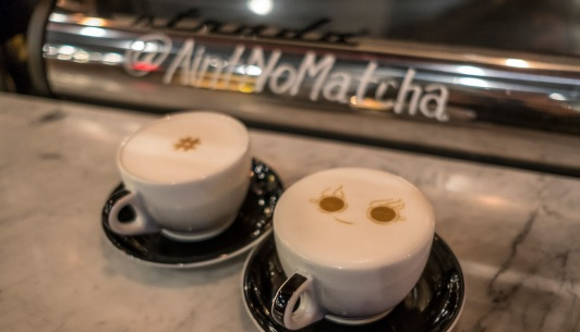 Το latte art είναι στην ουσία τα emojis που χρησιμοποιούμε στο Twitter και τα social media. 
