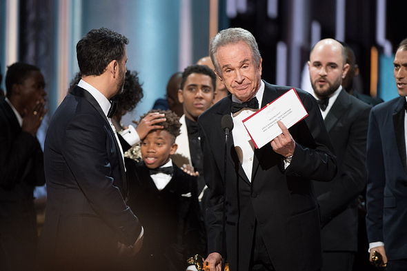Οι Faye Dunaway και Warren Beatty ανακοίνωσαν ότι το Όσκαρ καλύτερης ταινίας απονέμεται στο μιούζικαλ La La Land, ενώ το βραβείο άνηκε στο Moonlight, του Μπάρι Τζένκινς. 