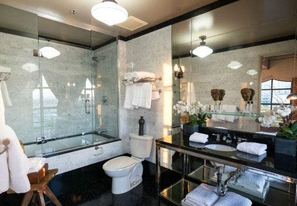 Το master bathroom είναι πιο απλό διακοσμητικά αλλά πιο μεγάλο σε μέγεθος.
