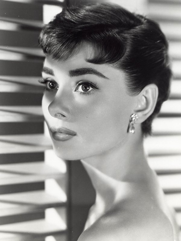 Audrey Hepburn: Το μυστικό για τις Bambi βλεφαρίδες της ήταν ότι μετά την εφαρμογή μάσκαρας, χρησιμοποιούσε μια καρφίτσα για να διαχωρίσει κάθε τρίχα. Τώρα αυτό το λέμε και κάπως επικίνδυνο.