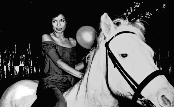 H Bianca Jagger πάνω σε ένα άσπρο άλογο για τα γενέθλιά της στο Studio 54