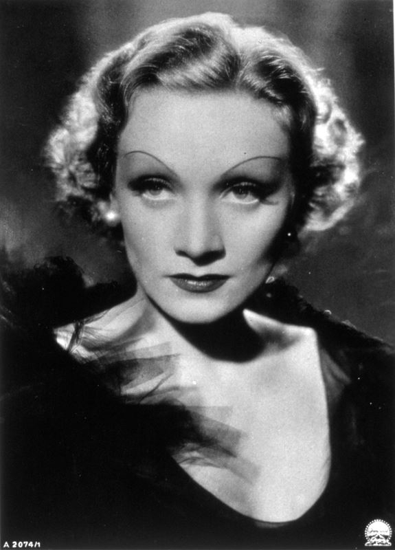 Marlene Dietrich: Η γερμανοαμερικανίδα star αφαιρούσε δόντια για να κάνει πιο έντονα τα ζυγωματικά της. Επιπλέον χρησιμοποιούσε χειρουργική ταινία για να κάνει mini lift στο πρόσωπό της.