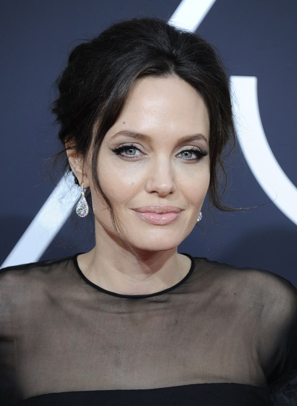 Angelina Jolie: Παραμένει πιστή στο eyeliner, στη λευκή της επιδερμίδα και στα nude, glossy lips. Το χαλαρό updo ταίριαξε απόλυτα με την εμφάνισή της.