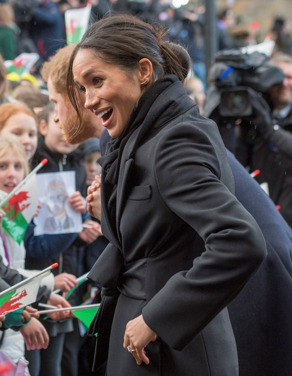 Η Meghan πάντα χαμογελαστή και εγκάρδια.