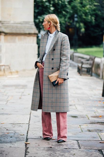 Το ροζ κοτλέ παντελόνι φέρνει ένα vintage twist στο στιλ μας και το επιλέγουν οι fashionistas ως εναλλακτική στο κλασικό τζιν.
