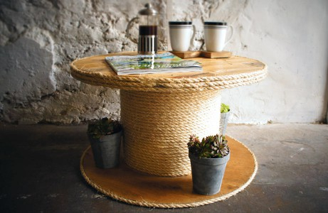 Όλα τα αντικείμενα μπορούν να μεταμορφωθούν σε ένα στιλάτο coffee table-ακόμα κι ένα παλιό ξύλινο καρούλι καλωδίων!
