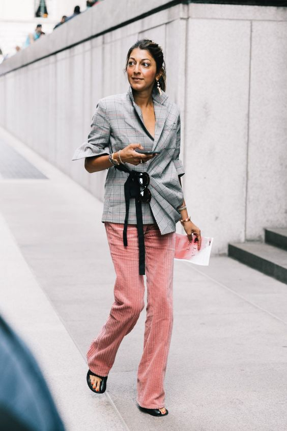 Το ροζ κοτλέ παντελόνι φέρνει ένα vintage twist στο στιλ μας και το επιλέγουν οι fashionistas ως εναλλακτική στο κλασικό τζιν.