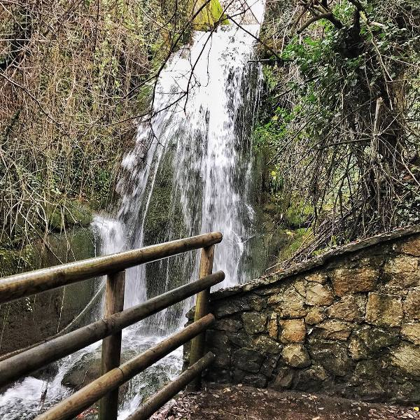 Ο καταρράκτης της Αγόριανης βρίσκεται κοντά στην κεντρική πλατεία του χωριού. 