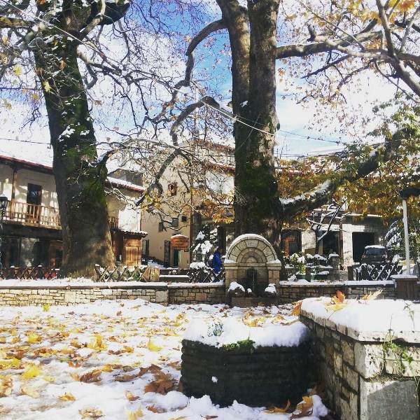 Το εκκλησάκι των Αγίων Αναργύρων, που χρονολογείται από τον 19ο αι., είναι χτισμένο πάνω σε πηγή, τα νερά της οποίας αναβλύζουν από 7 κρήνες, στο πίσω μέρος του ναού. Οι ντόπιοι τις αποκαλούν και 7 πηγές. 