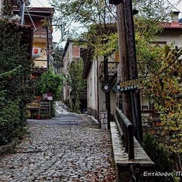 Σε υψόμετρο από 850 έως 940 μέτρων, πάνω σε επτά λόφους στην αγκαλιά του Παρνασσού, βρίσκεται ένας τόπος βγαλμένος από παραμύθι, η Άνω Αγόριανη ή Επτάλοφος.